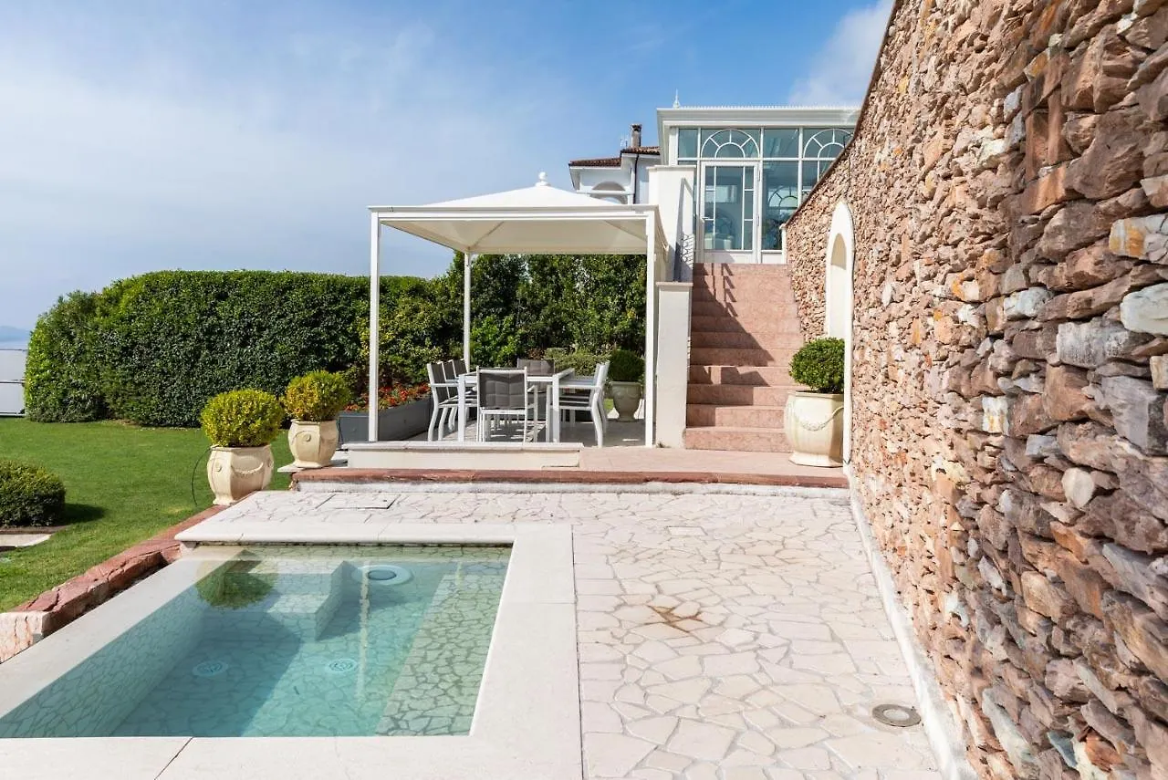 Le Selve Lake View Villas location